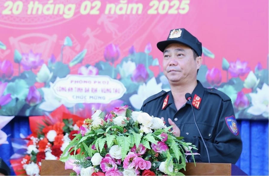 Đại tá Đặng Tuấn Anh - Trung đoàn trưởngTrung đoàn Cảnh sát Cơ động Đông Nam Bộ phát biểu chỉ đạo buổi Lễ.