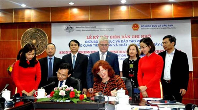 Lễ ký kết diễn ra dưới sự chứng kiến của Thứ trưởng Phạm Mạnh Hùng (hàng 2 thứ 3từ trái sang) và Đại sứ Australia tại Việt Nam (hàng 2 thứ 4 từ trái sang).
