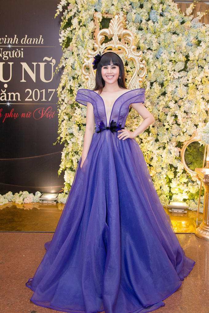 Hoa hậu Hằng Nguyễn diện đầm t&iacute;m cực hot đọ sắc c&ugrave;ng &aacute; hậu Li&ecirc;n Phương