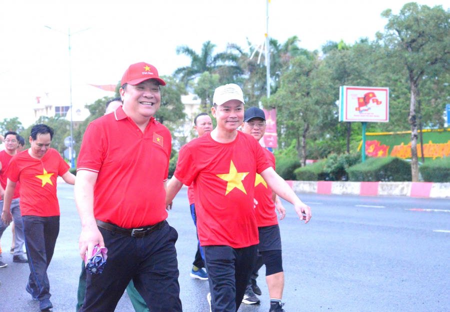Ông Phạm Thành Ngại – Chủ tịch UBND tỉnh (bên trái), cùng Đại tá Trần Văn Thi – Phó Giám đốc Công an tỉnh, tham gia đi bộ hưởng ứng thông điệp “1 tỷ bước chân tiến vào kỷ nguyên mới” (Ảnh: Hữu Đệ).