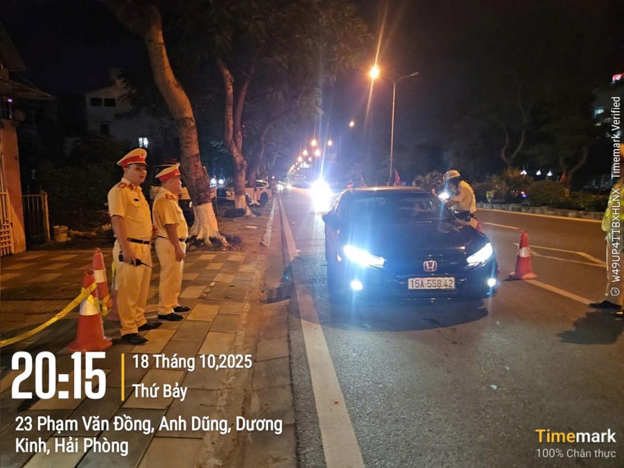 Cảnh sát giao thông kiểm tra nồng độ cồn các trường hợp tham gia giao thông tuyến đường Phạm Văn Đồng. (Ảnh: CAHP)
