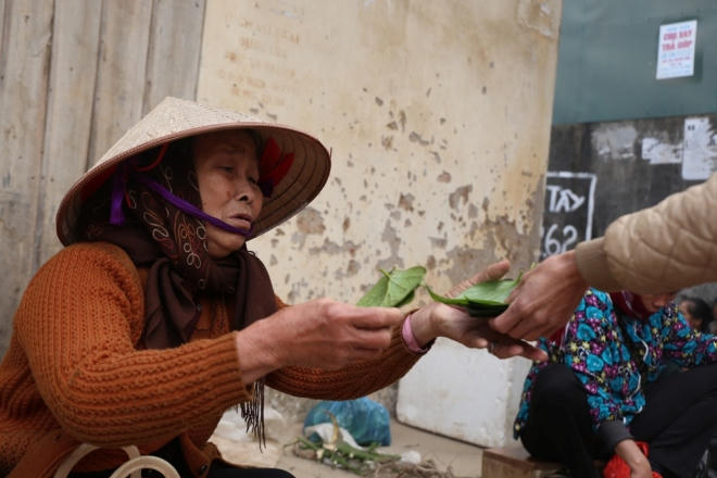 Những sản phẩm có thể không mang lại nhiều giá trị về kinh tế, nhưng việc đi chợ phiên ngày Tết đã thành thói quen của nhiều người dân địa phương.Ảnh: Gia Chính