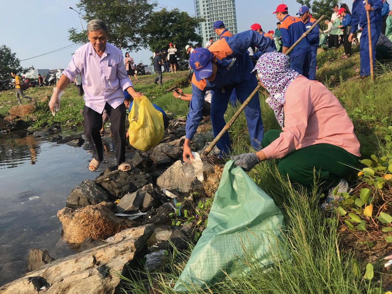Sau lễ phát động, nhiều người tiến hành dọn rác thải tại khu vực biển Đà Nẵng