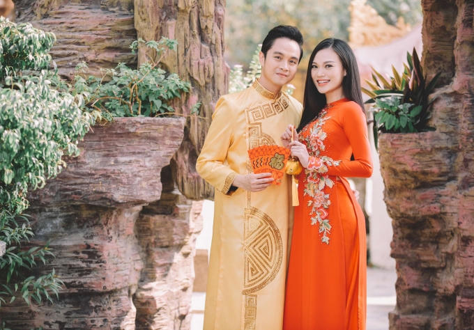 Nhật Tinh Anh và Cao Thùy Linh thênh thang xuống phố mùa Xuân