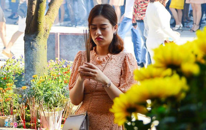 Nhiều người vừa du xuân, vừa viếng hương...