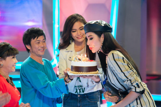 Á hậu Hoàng Thùy bất ngờ nhận được món quà sinh nhật sớm