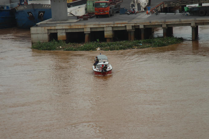 Cứu hộ cứu nạn đang tìm kiếm thi thể cô gái.