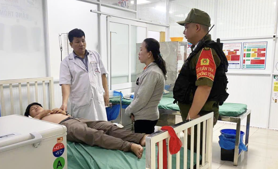 Công an kịp thời đưa cháu bé đi cấp cứu.