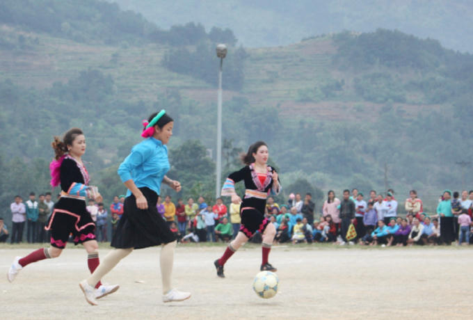 Một pha dâng bóng của đội Dân tộc Sán Chỉ (áo xanh).