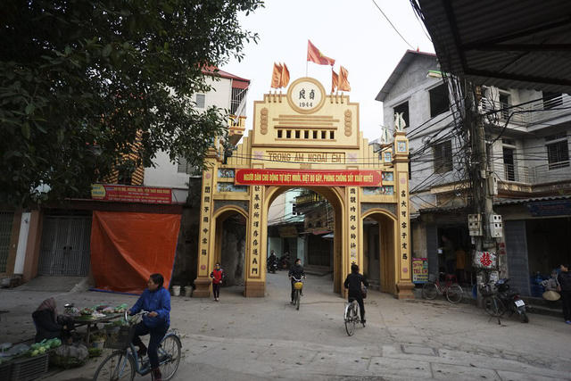 Cổng làng "trong ấm ngoài êm" thuộc thôn Trinh Lương (phường Phú Lương, quận Hà Đông, Hà Nội) được xây dựng lại từ cổng làng cổ, phía trên có đề dòng chữ "trong ấm ngoài êm".