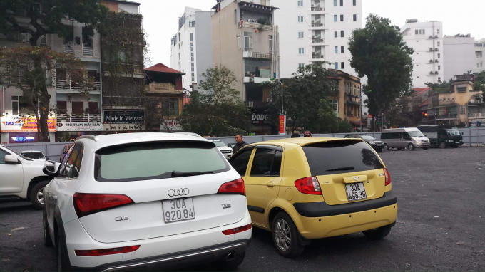 Hàng ngày có cả trăm chiếc xe ra vào bãi này, mức giá trông giữ cũng rất cao, từ 1,5 đến 1,8 triệu đồng/xe ô tô/tháng. Giá trông theo giờ là 30.000 đồng/xe.