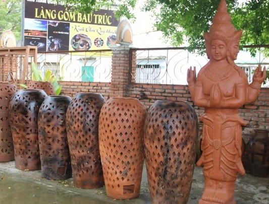 Nghề thủ công truyền thống của người Chăm” trong hành trình du lịch di sản Bàu Trúc - Mỹ Nghiệp. (Ảnh minh họa: Bộ VHTT&DL)