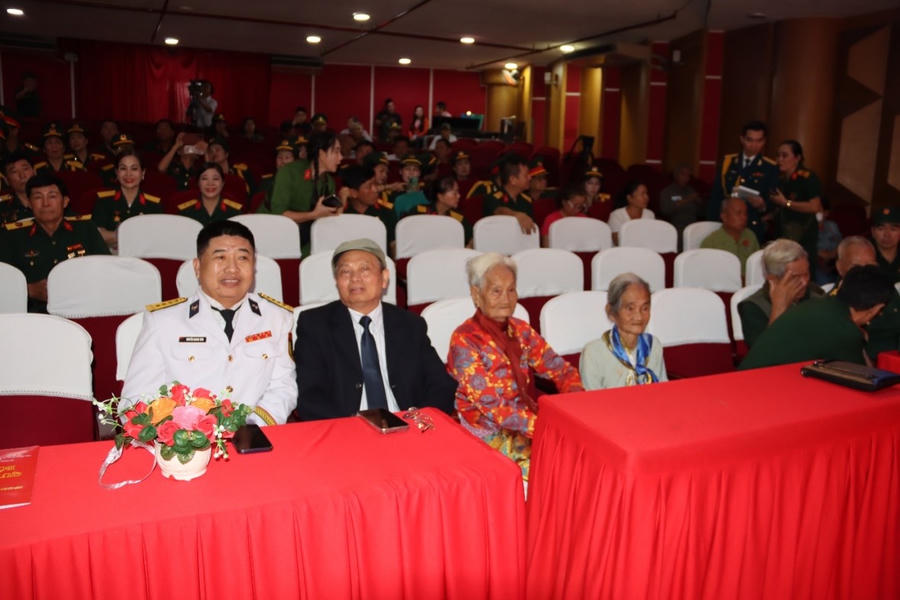 Các mẹ VNAH và đại biểu dự buổi họp mặt.