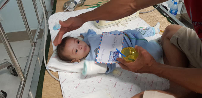 Bé Quế Hoàng Anh, con mẹ Nguyễn Thị Thủy (TP Vinh, Nghệ An) đang điều trị tại viện.