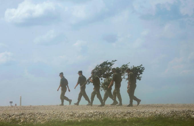 Quân nhân tham gia hội thi bắt buộc phải ngụy trang. (Ảnh: Reuters)