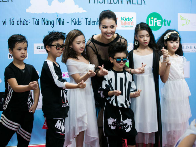 Chương trình thu hút được sự quan tâm và tham dự của nhiều gương mặt quen thuộc trong làng giải trí .