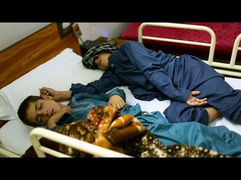 ... nhưng khi mặt trời lặn, 2 em không thể cử động hay nói chuyện.