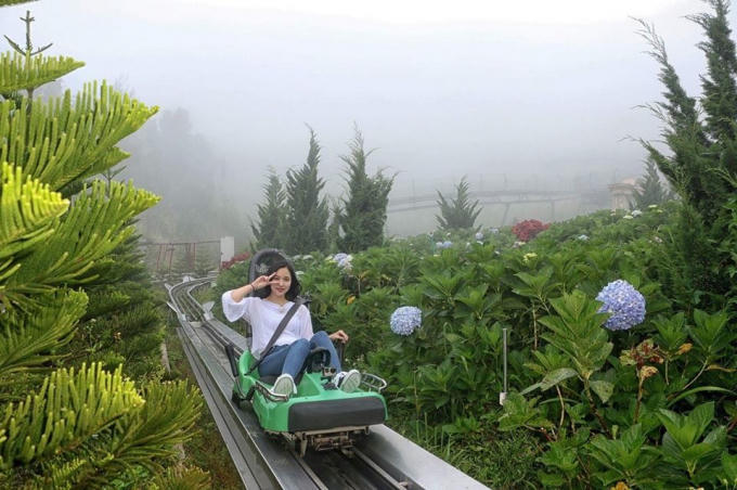 Nhóm nhạc cũng có những giây phút thoải mái khi trực tiếp trải nghiệm các tròchơi tại đây như: máng trượt, tháp rơi tự do, xem phim 5D…. và tiếp tục hành trình khám phá Đà Nẵng và phố cổ Hội An.