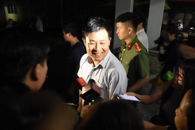 TS Sái Công Hồng rời trụ sở Sở GD&ĐT Lạng Sơn lúc 1h15p sáng ngày 20/7.