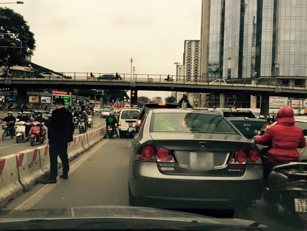 Mặc vest bảnh bảo và đi xế hộp nhưng người đàn ông này có hành động rất vô ý thức.