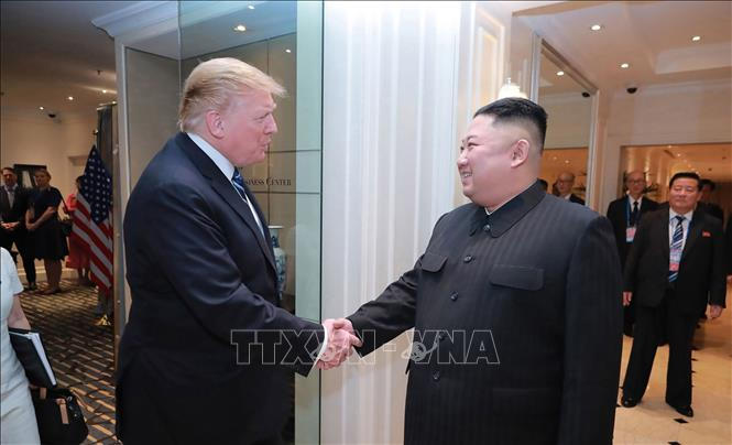 Tổng thống Mỹ Donald Trump (trái) và nhà lãnh đạo Triều Tiên Kim Jong Un (phải) tại cuộc gặp ở Hà Nội ngày 28/2. Ảnh: AFP/TTXVN
