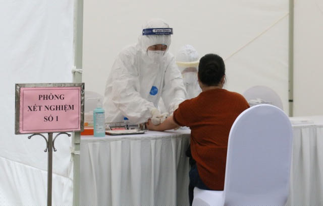 Xét nghiệm sàng lọc nhanh Covid-19 tại Hà Nội.