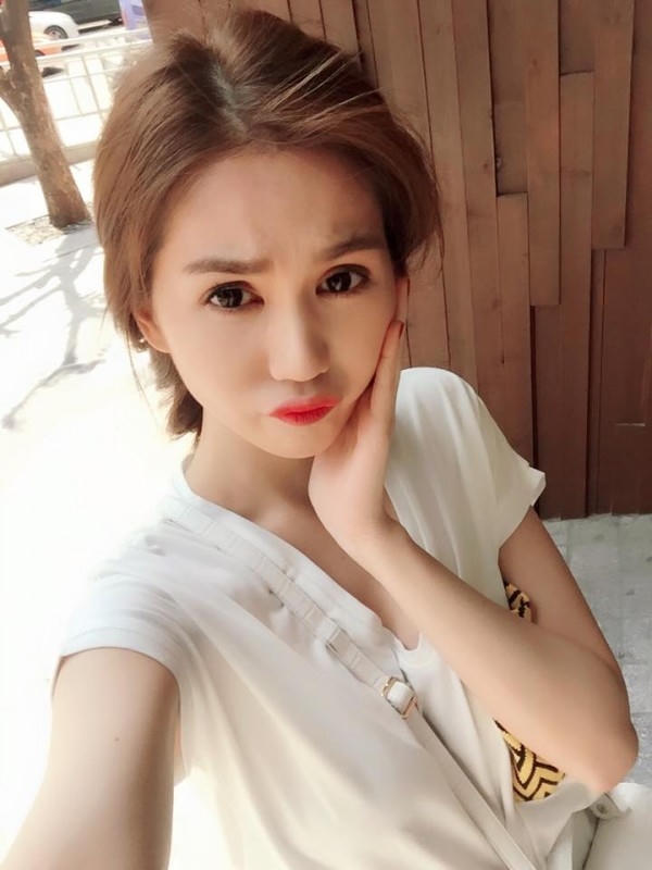 Cô luôn trẻ trung xinh đẹp ngay cả trong đời thường. Ảnh: internet.