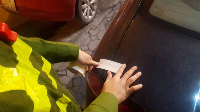 Niêm phong chiếc xe.