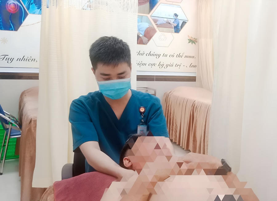 Kỹ thuật viên, tận tình chữa bệnh cho bệnh nhân.