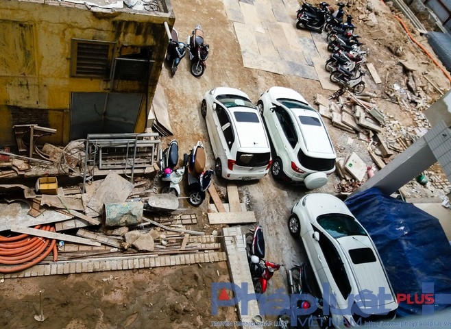 Khoảng cách an toàn dường như không được quan tâm,  khi ô tô, xe máy, được các nhân viên sắp xếp nằm la liệt giữa ngổn ngang máy móc và vật liệu xây dựng.