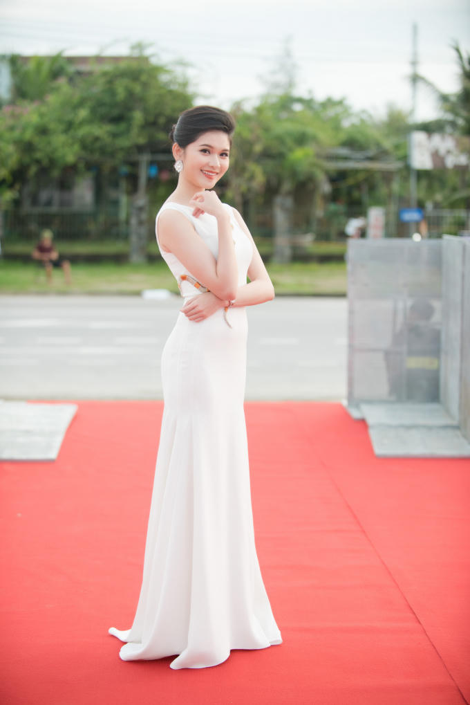 Cô tiếp tục chọn sắc trắng trong một thiết kế của Lê Lucas tôn lên nhan sắc cuốn hút. Đặc biệt, Thùy Dung đảm nhận dẫn chương trình khu vực thảm đỏ cùng MC Thái Dũng. Cô cho biết bản thân chỉ mới khởi đầu và sẽ nỗ lực rèn luyện thông qua kinh nghiệm thực tế, sự hướng dẫn từ các anh chị đi trước.