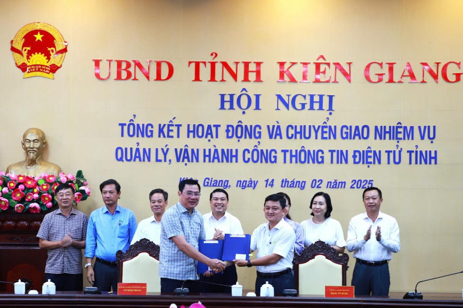 Giám đốc Sở Thông tin và Truyền thông Võ Minh Trung và Chánh Văn phòng UBND tỉnh Đặng Vũ Bằng thực hiện nghi thức bàn giao nhiệm vụ quản lý Cổng Thông tin điện tử tỉnh Kiên Giang.