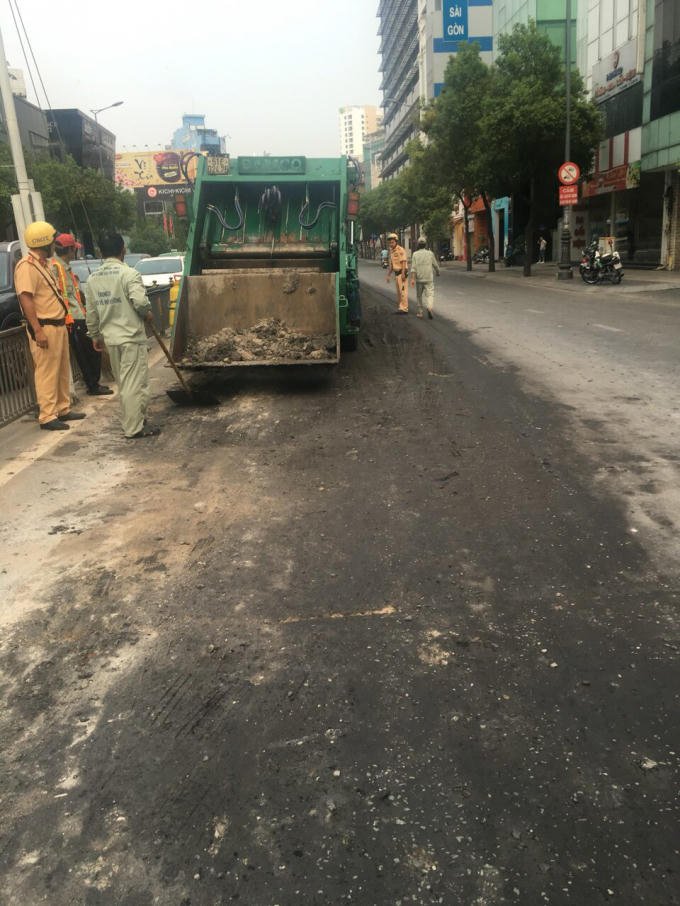 Cùng công nhân môi trường thu gom bùn đất cho phương tiện lưu thông dễ dàng