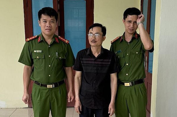Công an bắt giữ và di lý đối tượng truy nã Hoàng Văn Bốn (giữa) từ TP HCM về Thanh Hóa (Ảnh: CATH).