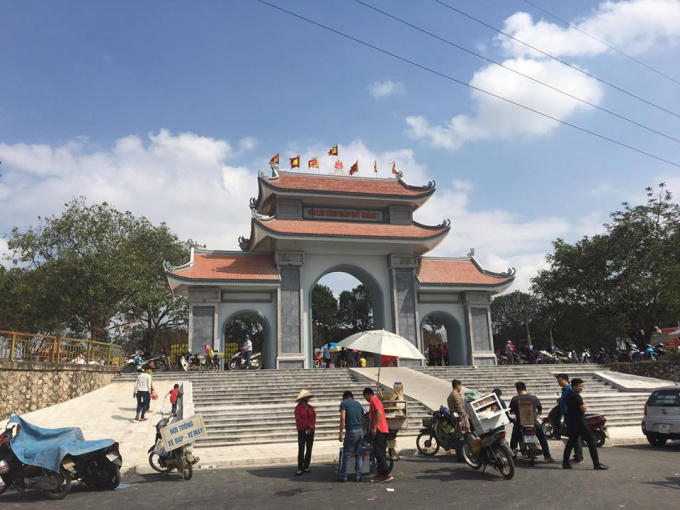 Nhiều dịch vụ đã mọc lên tại cổng hội Lim.