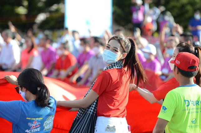 Ngay sau khi trở về Việt Nam từ cuộc thi Miss World 2021, Hoa hậu Đỗ Thị Hà đã có mặt tại Côn Đảo để tham gia đồng hành cùng Giải Vô địch Quốc gia marathon và cự ly dài báo Tiền Phong (Tiền Phong Marathon) lần thứ 63.