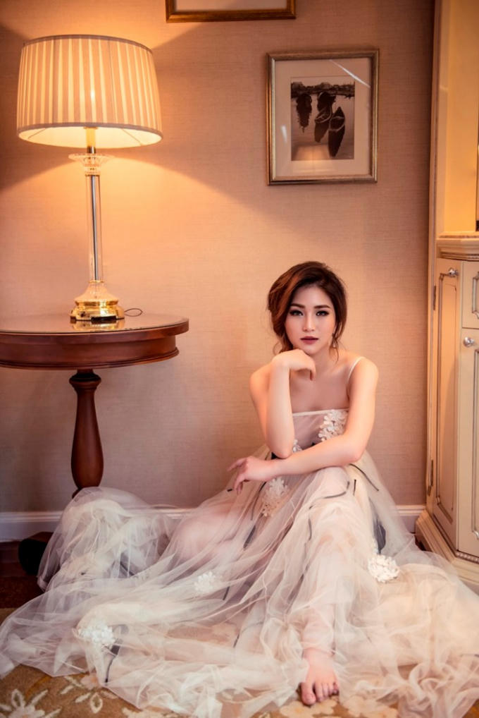 Với thế mạnh là những bản ballad, lúc nhẹ nhàng du dương, lúc căng tràn nội lực, Hương Tràm dễ dàng tạo cảm xúc và chinh phục khán giả đồng cảm với mình. Đáng chú ý nhất vẫn là siêu phẩm “Em gái mưa” thành công vang dội “trên nhiều “mặt trận”. Từ giai điệu đến hình ảnh cũng như góp phần đẩy ca khúc và những gì liên quan đến “Em gái mưa” đều “hot” khắp mọi nơi.