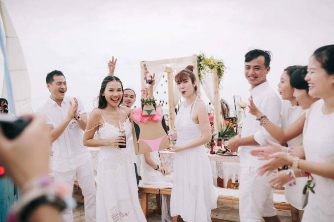 To&agrave;n cảnh đ&aacute;m cưới cổ t&iacute;ch của nữ MC nổi tiếng tuyển chồng tr&ecirc;n mạng