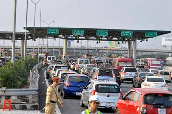 Trạm thu phí BOT dày đặc, lưu lượng xe qua trạm chưa được kiểm soát để xác định thời gian thu phí... là những bất cập Kiểm toán Nhà nước đã chỉ ra.