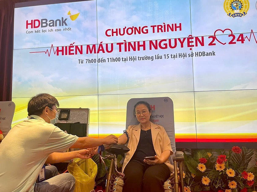 Chị Nguyễn Thị Thanh Vân - HDBank Chi nhánh Phú Nhuận, người đã từng hiến máu 11 lần cho biết, chia sẻ: “Mỗi lần tham gia hiến máu, tôi cảm thấy rất vui vì những giọt máu của mình có thể góp phần cứu chữa những bệnh nhân cần máu. Trong tương lai, còn sức khỏe thì tôi còn tham gia hiến máu tình nguyện”.