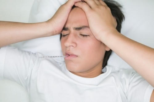 Khi mắc bệnh bạch hầu, bệnh nhân thường sốt nhẹ, đau đầu, viêm họng giống như viêm amidan. Ảnh minh họa.