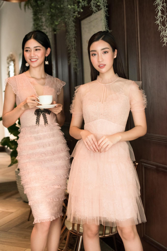 Đỗ Mỹ Linh chọn một chiếc váy ren mỏng để tự tin dạo phố trong ngày hè.Trong khi đó, Thanh Tú trở nên thanh lịch, điềm đạm với mẫu váy được xếp ly cầu kỳ, ấn tượng
