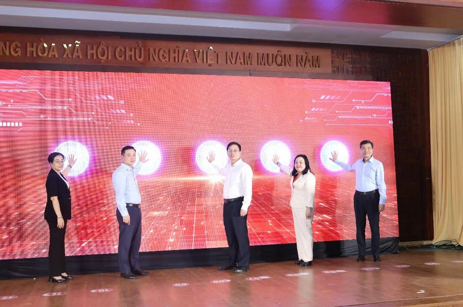 Lãnh đạo tỉnh Đắk Lắk ấn nút khởi động bốn nền tảng số phục vụ chính quyền địa phương 2 cấp.