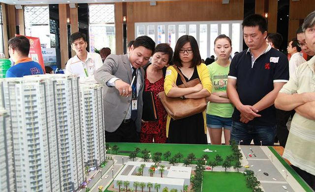 Động thái chính sách của Ngân hàng Nhà nước khi yêu cầu tăng hệ số rủi ro cho vay bất động sản trên 3 tỷ đồng là 150%.
