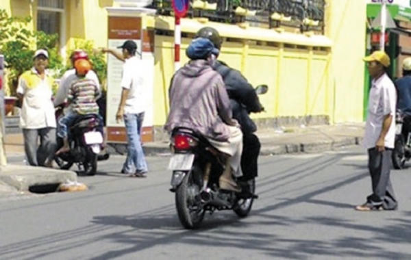 “Cò” dụ dỗ bệnh nhân trước cổng BV Da Liễu (Ảnh: Cao Tuấn - Thái Minh).