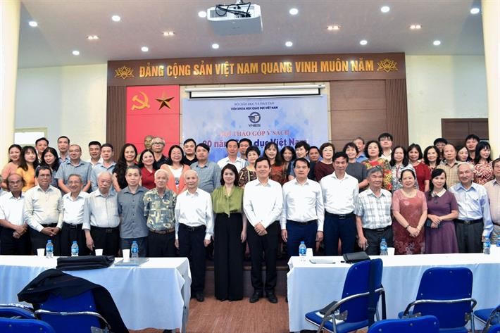 Các đại biểu chụp hình lưu niệm tại Hội thảo. (Ảnh: moet.gov.vn)