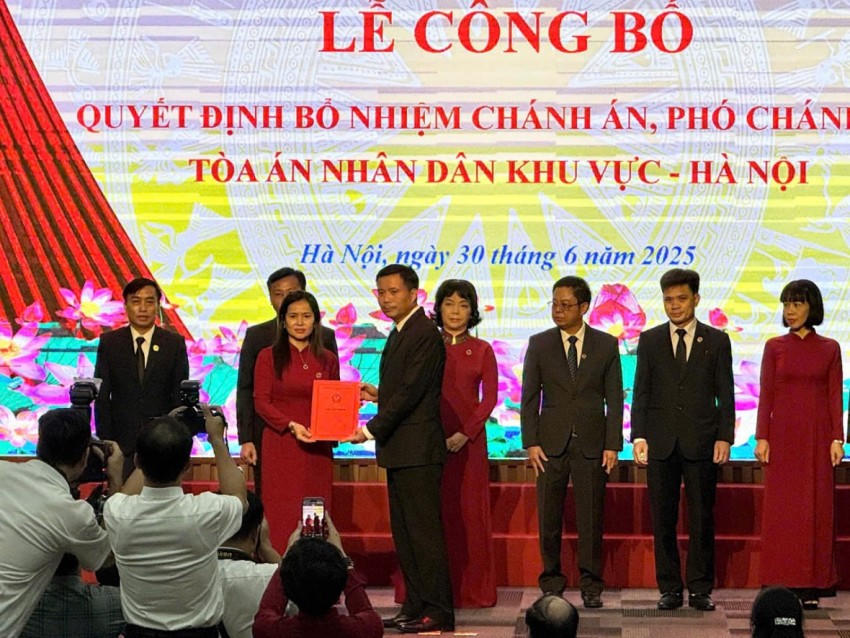 Bà Đỗ Thị Thuý Hạnh nhận Quyết định bổ nhiệm giữ chức Chánh án TAND Khu vực 4.