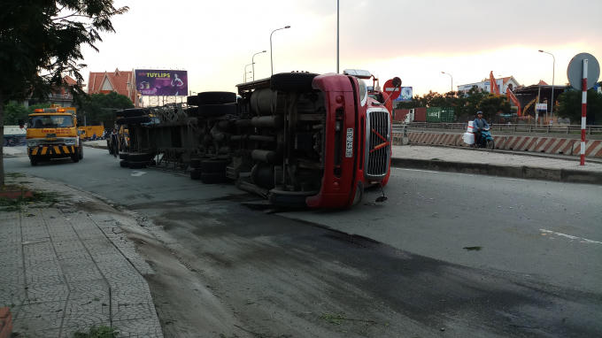 Hiện trường vụ lật xe container sáng ngày 4/4.