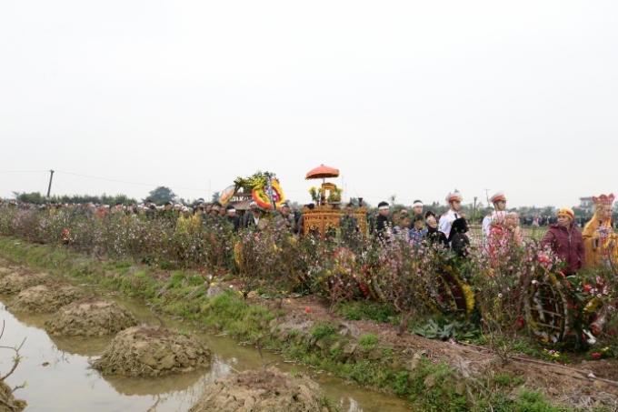Dù trời rất lạnh, rất đông người dân trong thôn, xã tiễn đưa người con ưu tú của quê hương về nơi an nghỉ cuối cùng. 