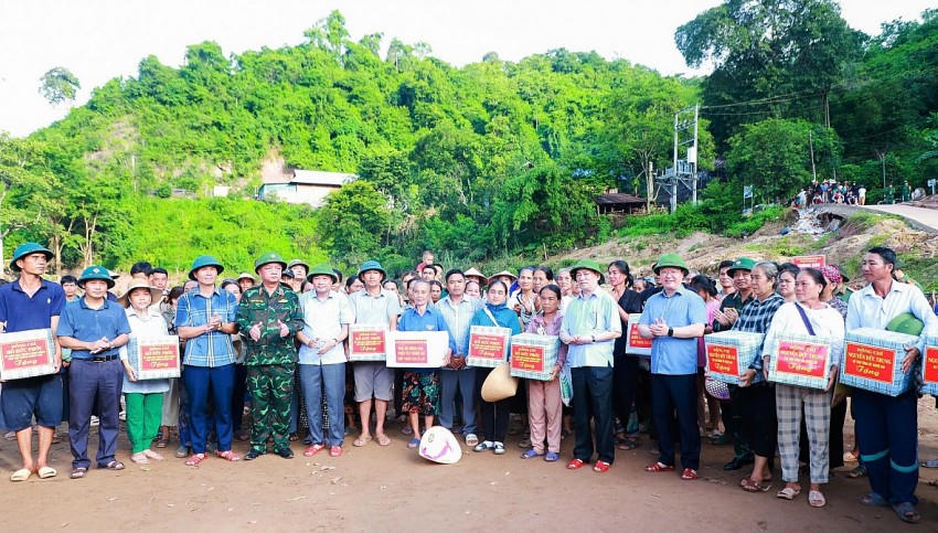 Phó Thủ tướng tặng quà động viên bà con chịu ảnh hưởng nặng nề do mưa lũ. (Ảnh: VGP)